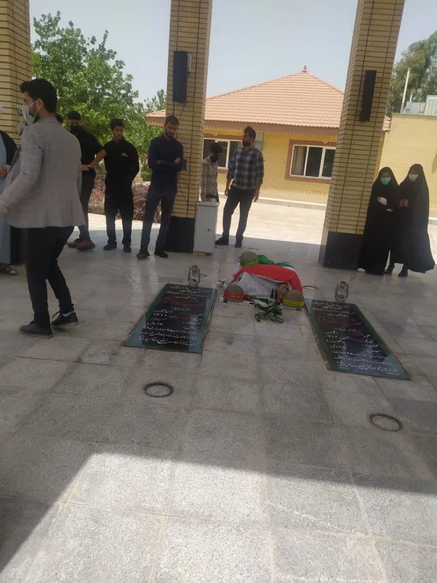 غبار روبی وعطر افشانی مزار شهدا به مناسبت سالروز فتح خرمشهر 5